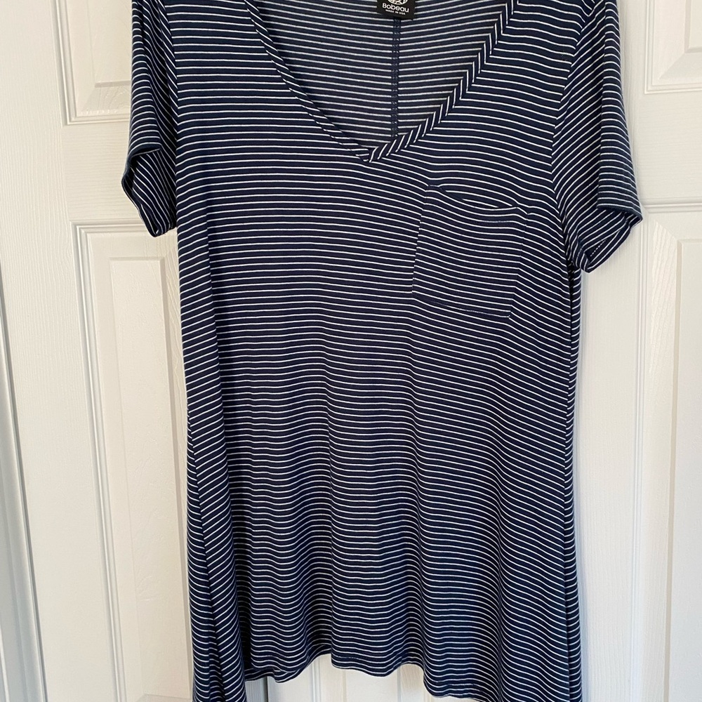 Short sleeve blue and white top